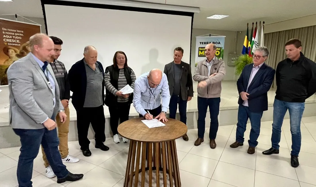 Cooperja sedia assinatura de entrega de sementes de milho do programa Terra Boa do Governo Estadual