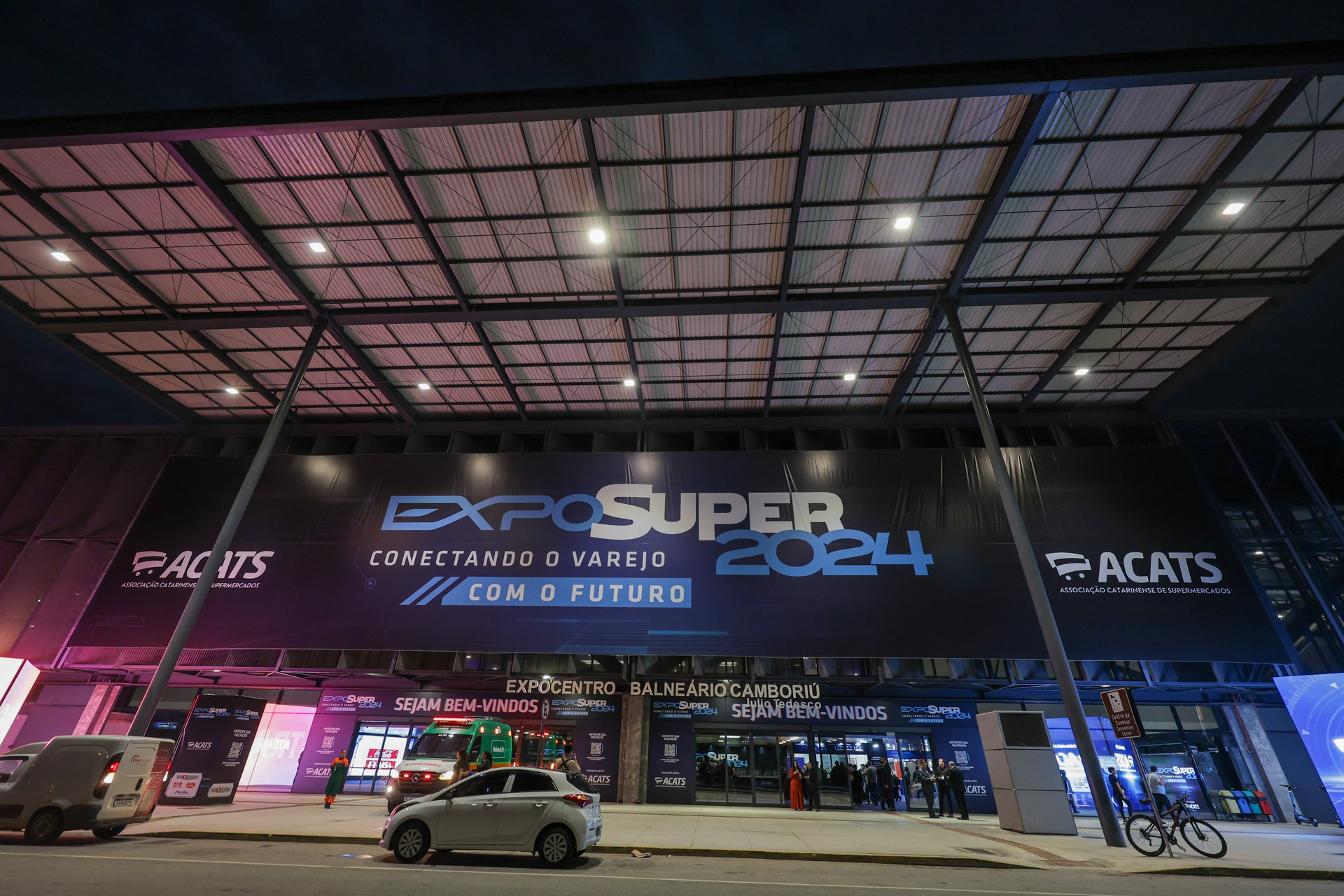 Presidente Zanatta visita estandes de cooperativas na 35ª ExpoSuper