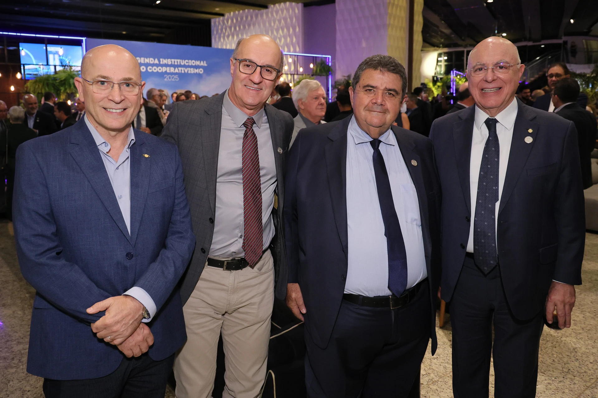 Lideranças do Cooperativismo Catarinense marcam presença no lançamento da Agenda Institucional do Cooperativismo para 2025