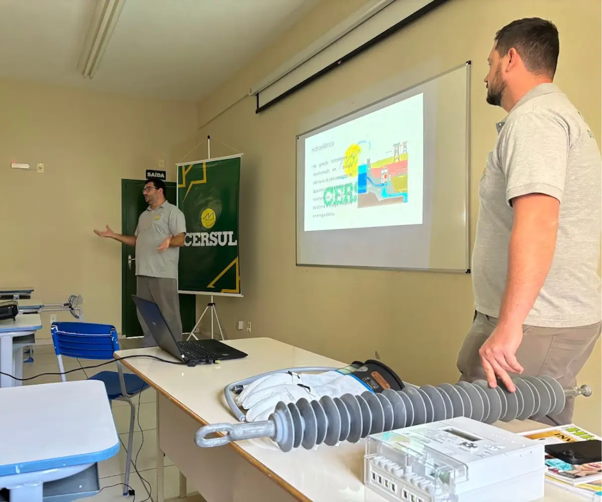 CERSUL realiza palestra educativa sobre geração e distribuição de energia na Escola João Colodel