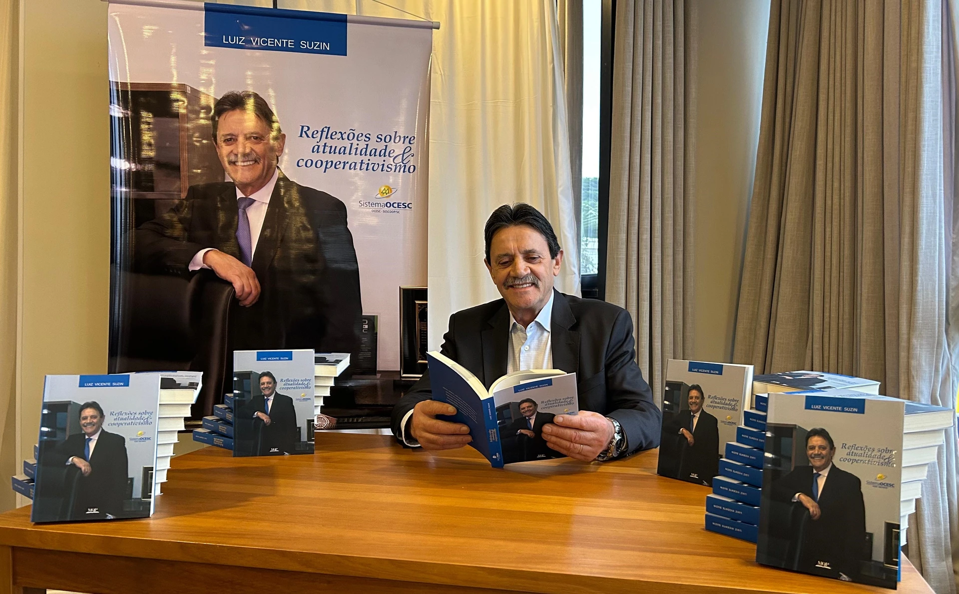 Ex-presidente do Sistema OCESC lança livro sobre atualidade e cooperativismo