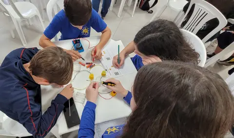 Cooperja do Amanhã Escolas oferece curso de robótica aos alunos de escolas parceiras do programa
