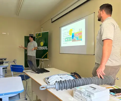 CERSUL realiza palestra educativa sobre geração e distribuição de energia na Escola João Colodel